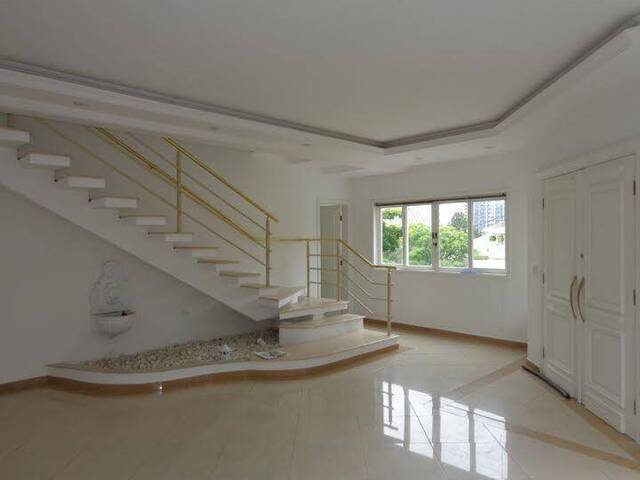 Casa para Venda em Santana de Parnaíba - 2